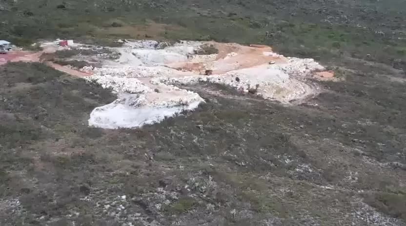Vista aérea real da jazida da Minera Kristallo