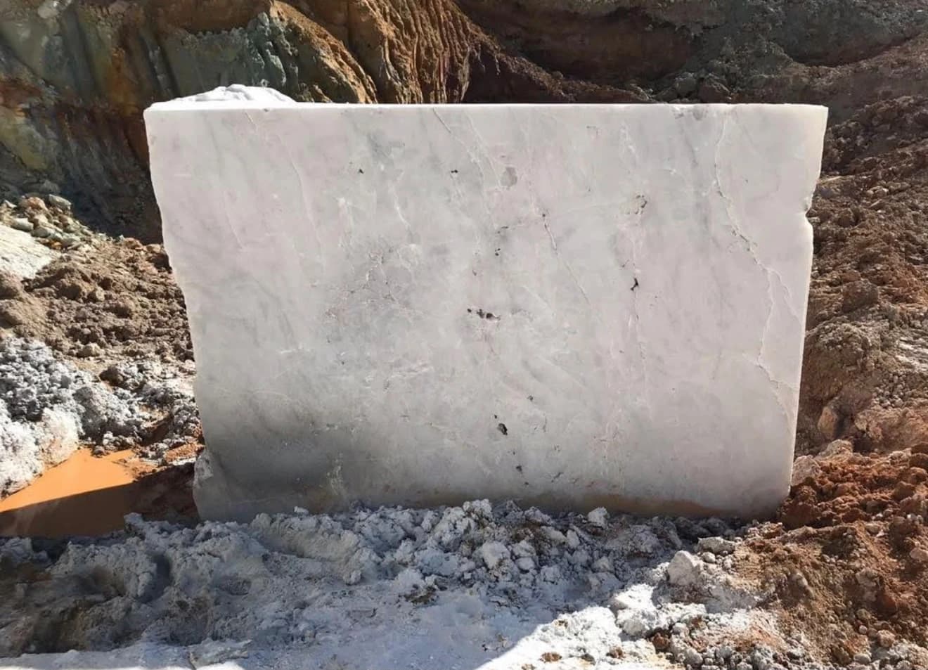 Primeiro bloco claro registrado na frente de lavra da Minera Kristallo