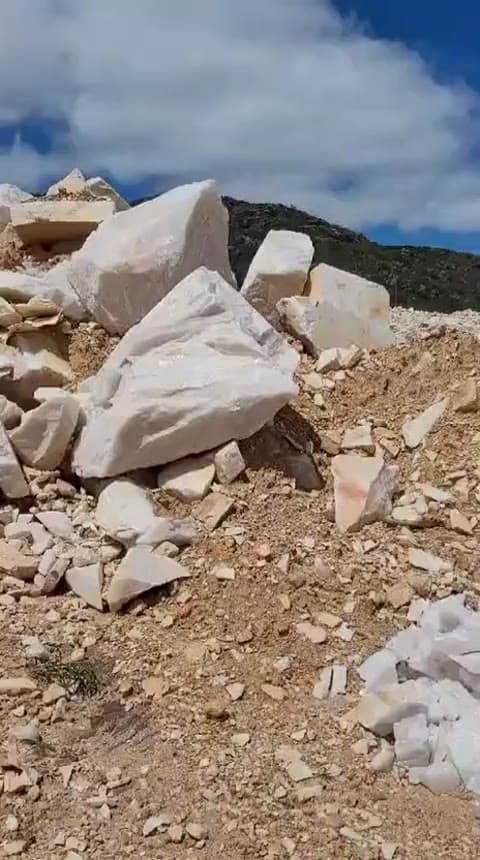 Quartzo claro sendo observado e manipulado na frente de lavra